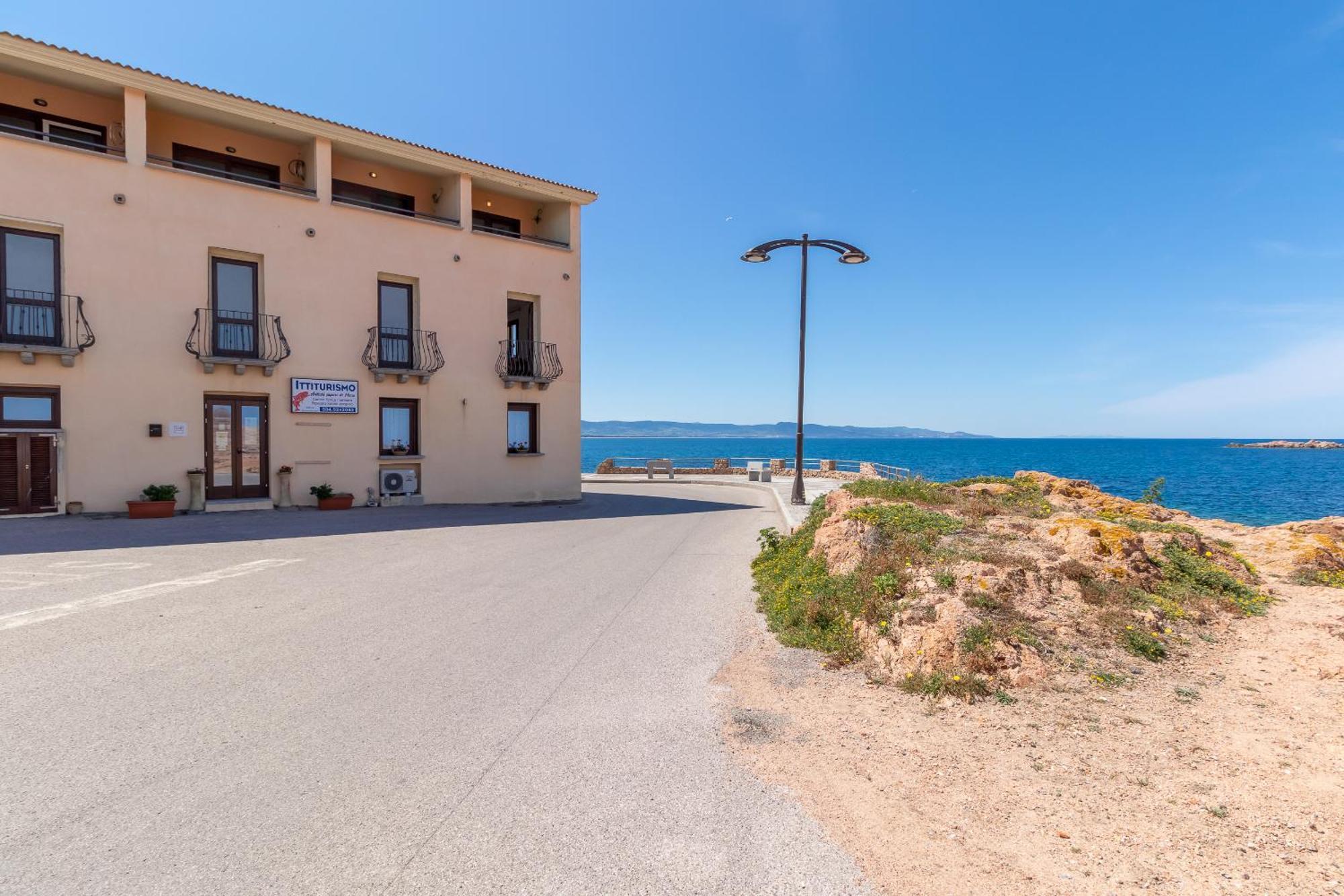 Casa Sulla Scogliera Isola Rossa Lägenhet Exteriör bild